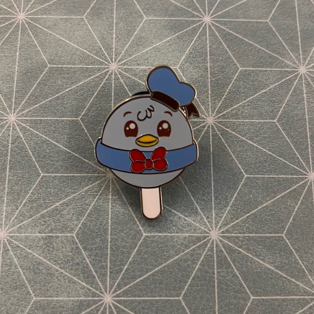 Disney munchling pin